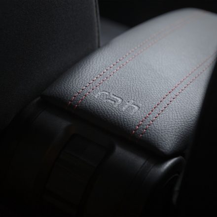 RATI ARMSTER 3 accoudoir FIAT 500e 2020-  [noir,cuir végtalien,coutures rouges]